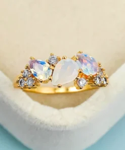 Anillo de oro con piedra luna
