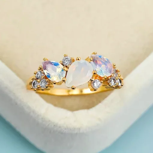 Anillo de oro con piedra luna