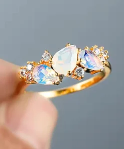 Anillo de oro con piedra luna