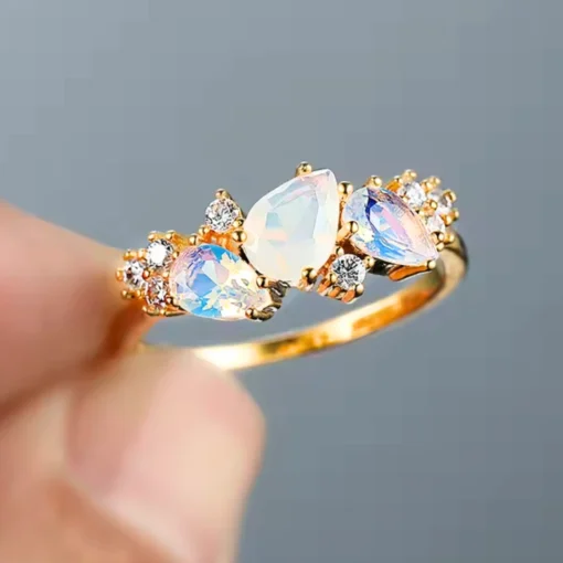 Anillo de oro con piedra luna