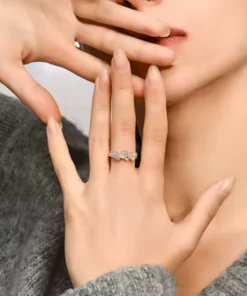 Anillo de oro con piedra luna