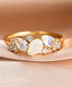 Anillo de oro con piedra luna