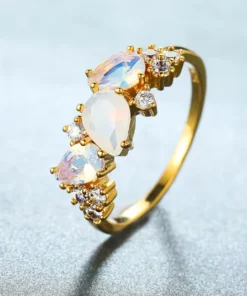 Anillo de oro con piedra luna