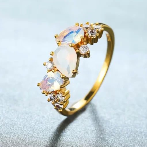Anillo de oro con piedra luna