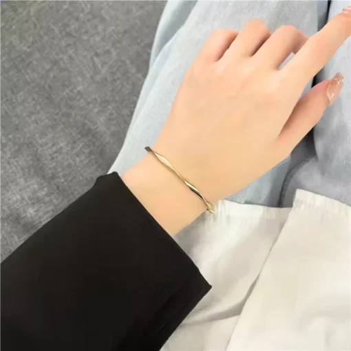 Brazalete rígido de mujer Paula a la moda