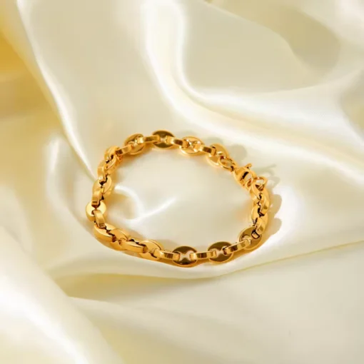 Pulsera de mujer dorada con eslabones grano de café
