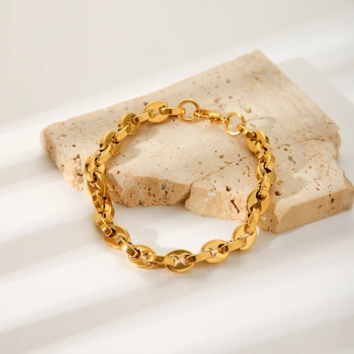 Pulsera de mujer dorada con eslabones grano de café