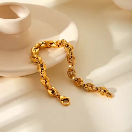 Pulsera de mujer dorada con eslabones grano de café