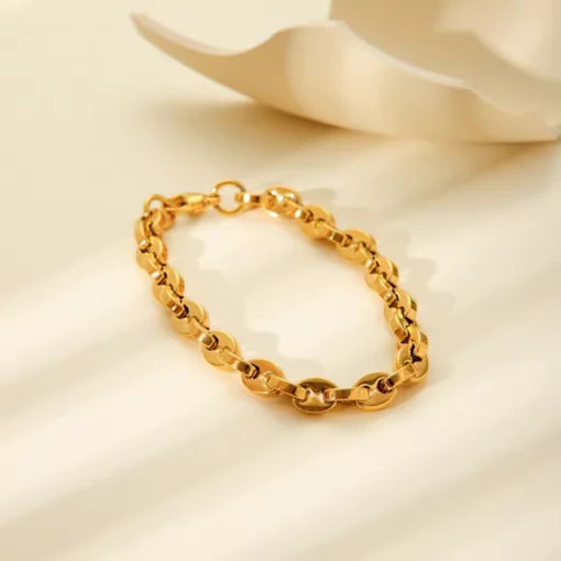 Pulsera de mujer dorada con eslabones grano de café