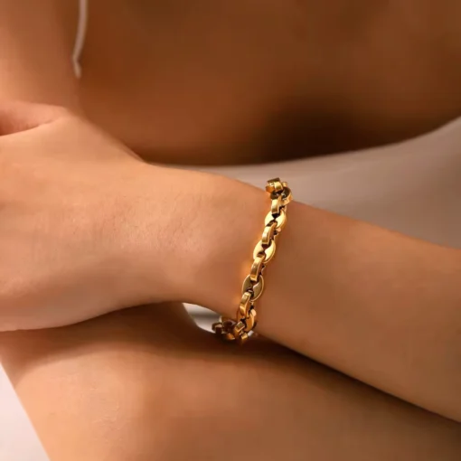 Pulsera de mujer dorada con eslabones grano de café